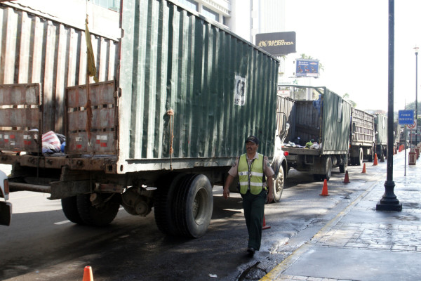 Recolectores de basura paralizan el servicio por falta de pagos