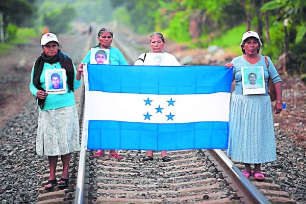Mujeres hondureñas salen a buscar a sus seres en la ruta migratoria