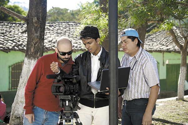 Catrachos listos para recibir Amor y frijoles