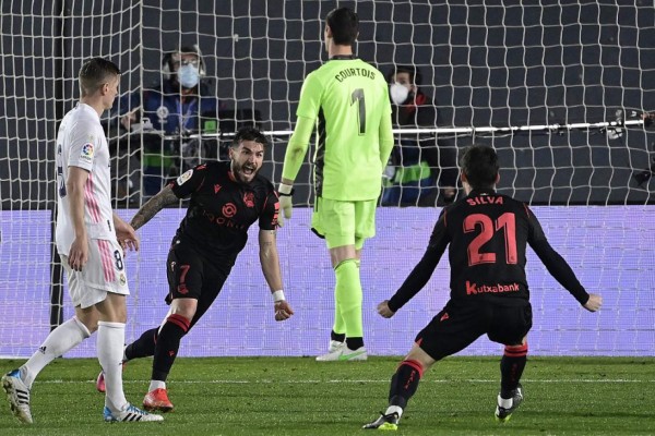 Real Sociedad's Spanish midfielder Portu (C) celebrates with Real Sociedad's Spanish midfielder David Silva after scoring a goal during the Spanish league football match between Real Madrid CF and Real Sociedad at the Alfredo di Stefano stadium in Valdebebas, on the outskirts of Madrid on March 1, 2021. (Photo by JAVIER SORIANO / AFP)