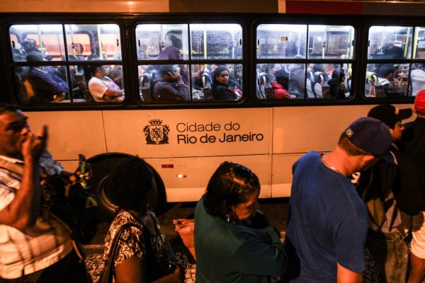 Huelga de conductores de bus en Río paraliza 80% de la flota
