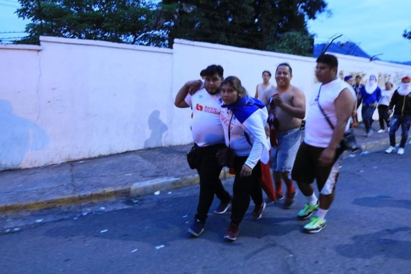 Policía le tira gas lacrimógeno a aficionados del Olimpia en el Nacional