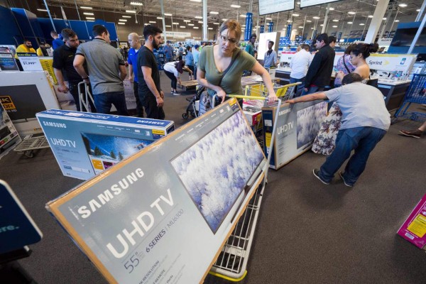 Consumers shop Black Friday sales at the Best Buy store in Burbank, California, November 24, 2017 near Los Angeles. More than 164 million Americans are expected to shop during Thanksgiving weekend and into Cyber Monday, according to a survey released in mid-November by the National Retail Federation trade organization. / AFP PHOTO / Robyn Beck