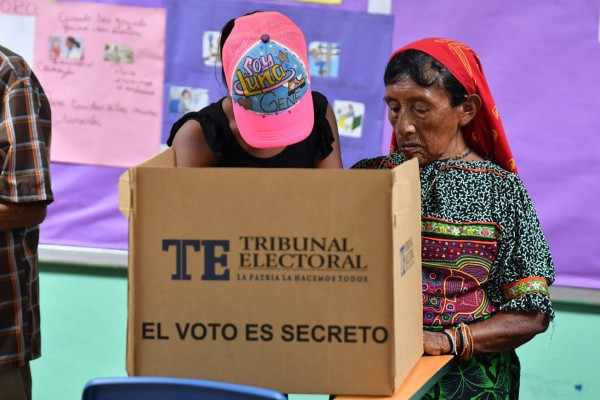 A Kuna indigenous woman votes during presidential and parliamentary elections in Kuna Negra municipality, Panama City on May 5, 2019. - Panamanians went to the polls Sunday to elect a new president after a campaign dominated by concerns about corruption. (Photo by Luis Acosta / AFP)