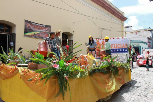 Carnaval, coronación y desfile de carrozas en cierre de Feria Agostina