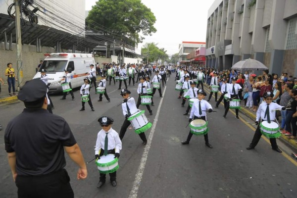 Escolares sampedranos se visten de gala para rendirle honor a su patria