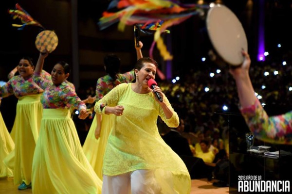 Más de 15,000 personas recibieron el 2016 en la iglesia Ebenezer