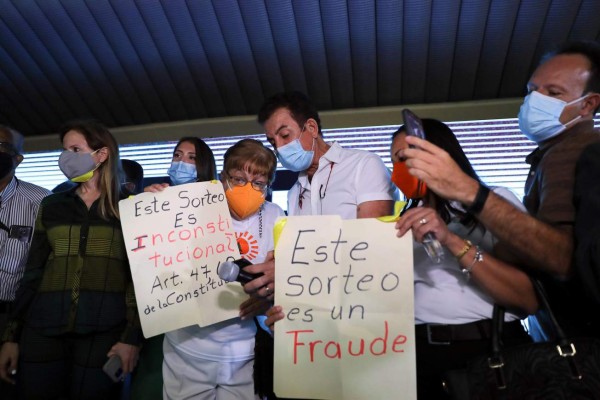 Nasralla culpa a partidos tradicionales de los disturbios en sorteo de posiciones electorales