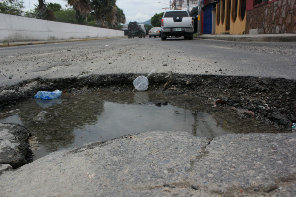 Falla en sistema pluvial destruye la 13 calle de San Pedro Sula