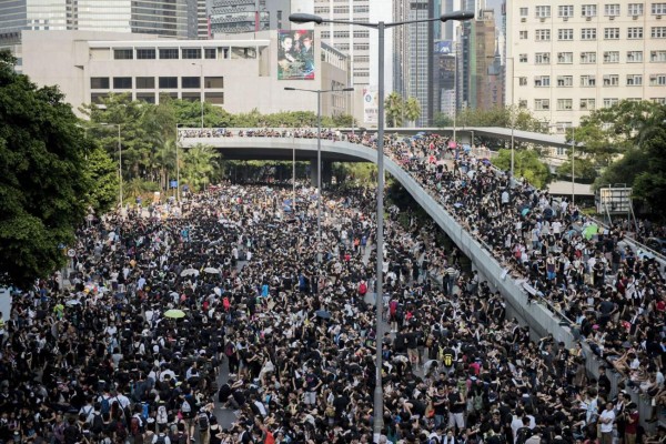Las protestas prodemocráticas se están extendiendo hoy en Hong Kong, con muchedumbres cada vez más numerosas en varios puntos de la ciudad, mientras la policía ha adoptado una actitud pasiva, sin intentar disolver las concentraciones.