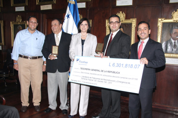 Fideicomiso de Reconstrucción devuelve L6.3 millones al Estado hondureño