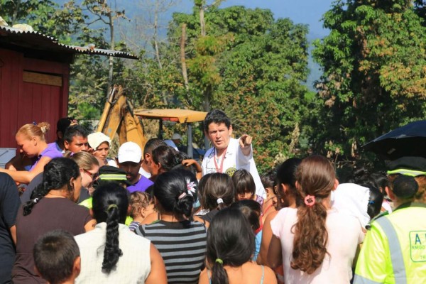 Llevan ayuda a damnificados tras incendio en el bordo de La Primavera