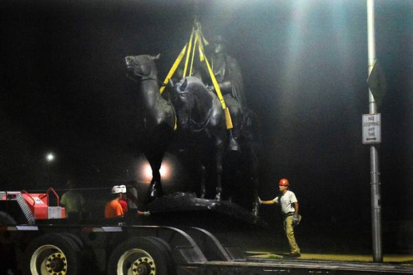Baltimore retira de madrugada sus monumentos confederados