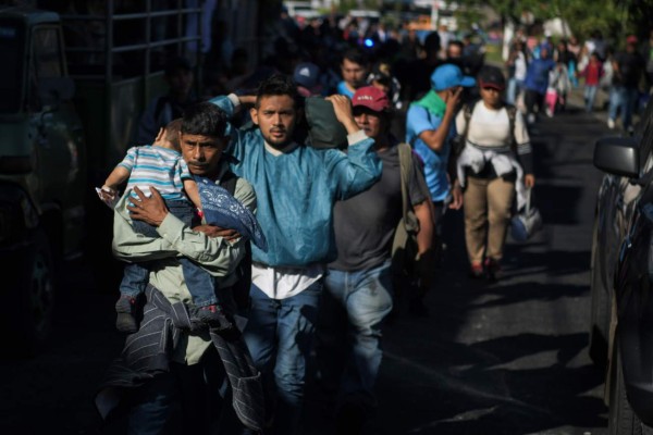 México frena primer intento de caravana migrante de pedir asilo en EEUU