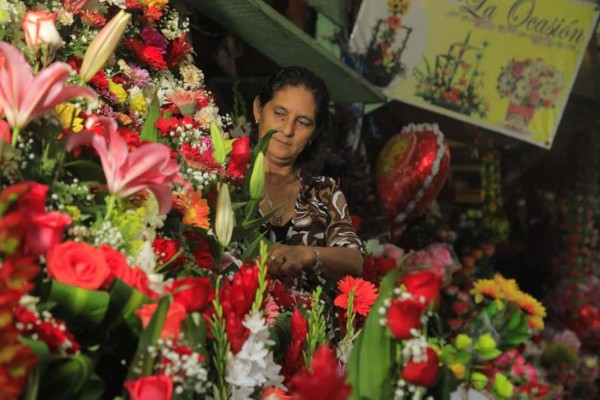 Inundado de flores y rosas está el mercado Guamilito de San Pedro Sula