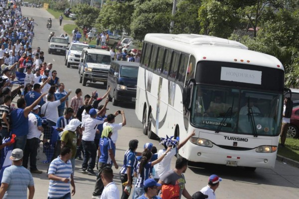 El hostil recibimiento de la afición hondureña a México en el Olímpico