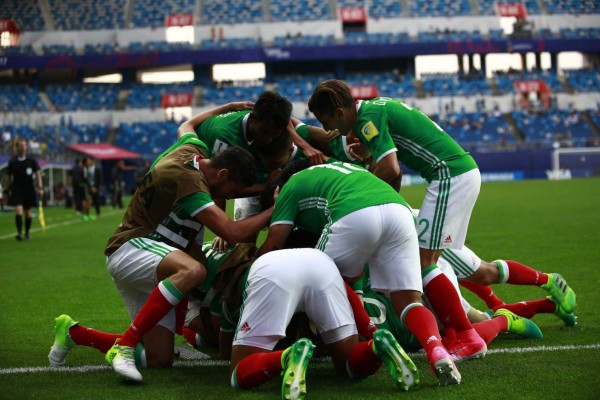 JHK35. Daejeon (Korea, Republic Of), 20/05/2017.- Edson Alvarez of Mexico celebrates with teammates during the group stage match of the FIFA U-20 World Cup 2017 between Mexico and Vanuatu in Daejeon, South Korea, 20 May 2017. (Mundial de Fútbol, Corea del Sur) EFE/EPA/JEON HEON-KYUN