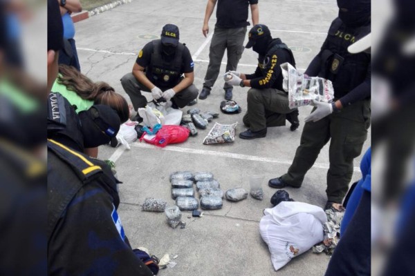 Armas blancas y drogas hallan en registro de seis presidios