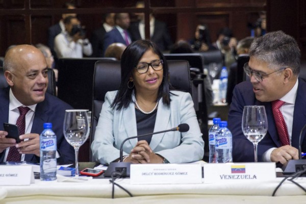 Gobierno de Maduro y la oposición buscan cerrar acuerdos en Dominicana