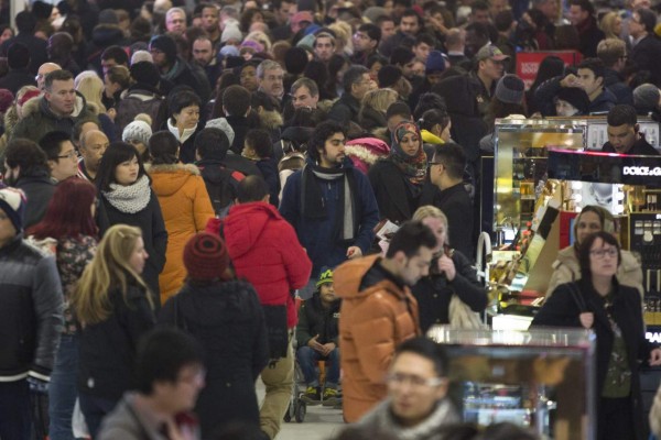 Inicia la locura de compras en el Viernes Negro de Estados Unidos