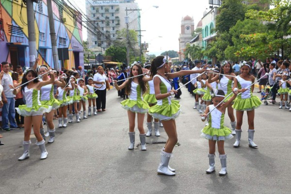 Escolares derrochan civismo en la primera calle de SPS