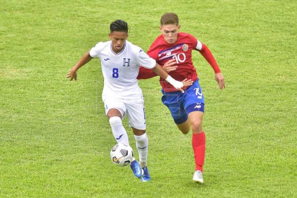 Brandon Aguilera con la 10 de Costa Rica se enfrentó a Honduras en la fase de grupos del Premundial Sub-20 de Concacaf.