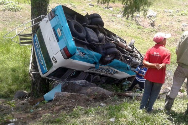 Al menos 14 heridos tras colisión de bus y pick up en Copán