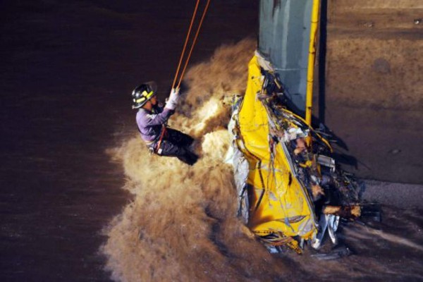 Sube a 30 cifra de muertos en autobús arrastrado por un río en San Salvador