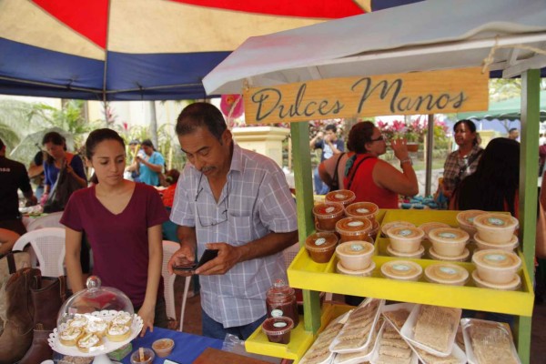 Cientos de sampedranos se deleitaron en Feria del Dulce