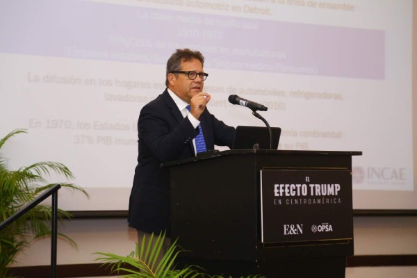 El doctor Arturo Cruz durante la conferencia de hoy en San Pedro Sula. Foto: Franklyn Muñoz.