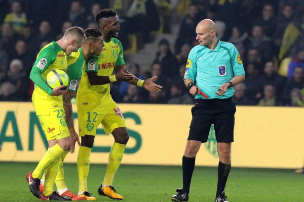 Árbitro es suspendido tras agredir a futbolista en pleno partido