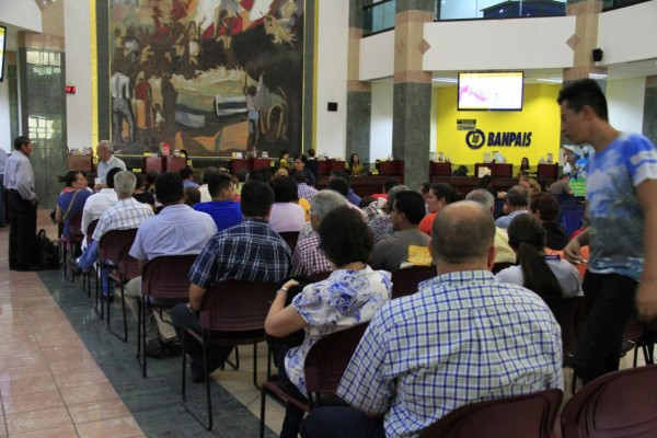 En calma y orden reclaman ahorros de Continental en cuatro bancos