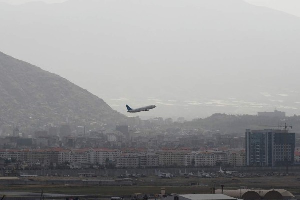 VIDEO: Uzbekistán derriba un avión con soldados afganos que huían de los talibanes