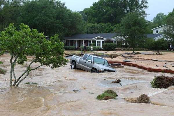 Un muerto y carreteras cortadas por fuertes lluvias en Florida, EUA