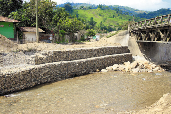 Escarban los ríos para hallar oro