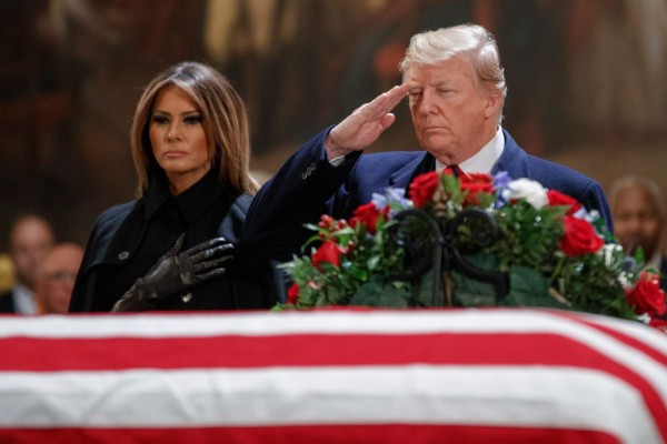 Trump sorprende en los homenajes a George Bush