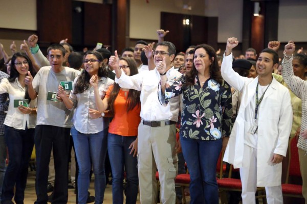 Universitarios sampedranos reciben becas del Gobierno