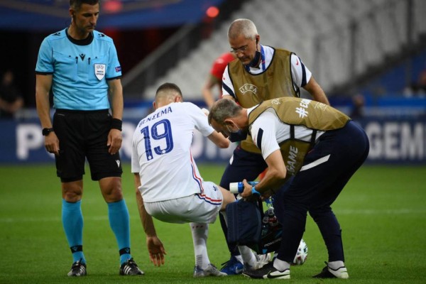 Medical staff members help France's forward Karim Benzema after an injury during the friendly football match France vs Bulgaria ahead of the Euro 2020 tournament, at Stade De France in Saint-Denis, on the outskirts of Paris on June 8, 2021. (Photo by FRANCK FIFE / AFP)