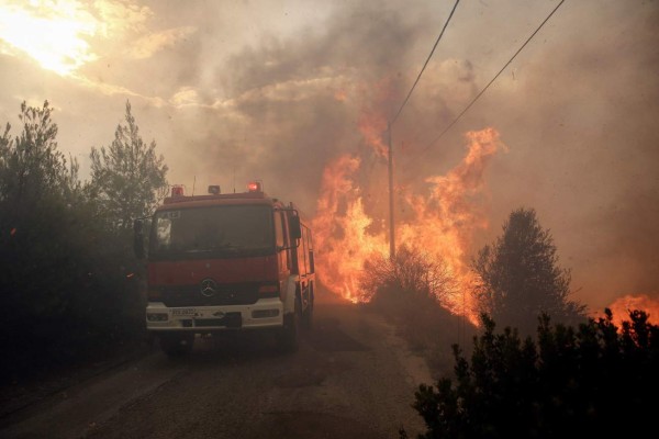 Los muertos por los incendios en Grecia son más de 60