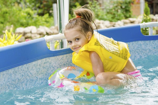 ¿De camino a la piscina? Protéjase de las heces