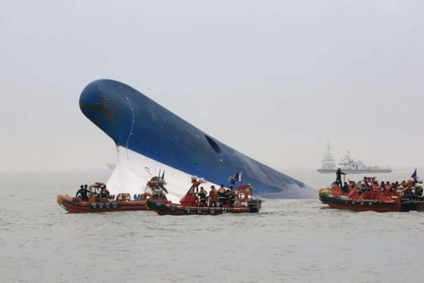 Seis muertos y 290 desaparecidos en naufragio de un ferry surcoreano