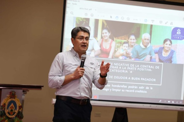 Juan Orlando Hernández: ley de alivio limpiará todo récord de central de riesgo