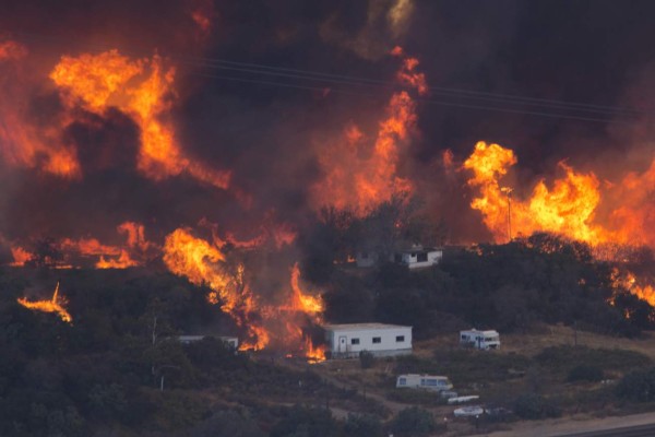 Bomberos luchan contra las llamas en San Bernardino