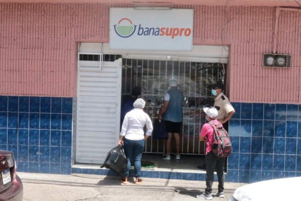 Transportistas accederán a bono electrónico para comprar alimentos, anuncia Banasupro