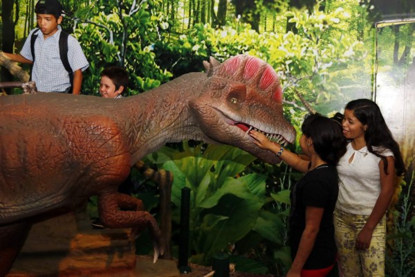 Sampedranos cautivados con la exhibición de dinosaurios