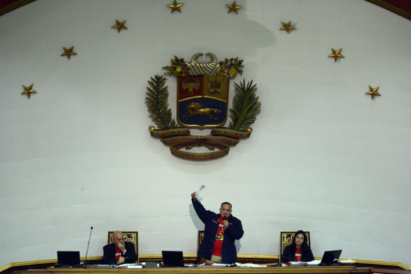 Maduro logra primer aval a superpoderes para 'guerra económica'