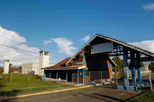 View of the 'Complexo Medico Penal' prison in Pinhais municipality, in the southern city of Curitiba, Brazil on April 5, 2018.The complex, which houses Brazil's prisoners convicted on corruption charges, would house Brazilian former president (2003-2011) Luiz Inacio Lula da Silva, who was given 24 hours Thursday to surrender to police and start a 12-year prison sentence for corruption. / AFP PHOTO / RODRIGO FONESCA