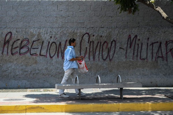 Fiscalía venezolana emite 18 órdenes de captura tras fallida insurrección