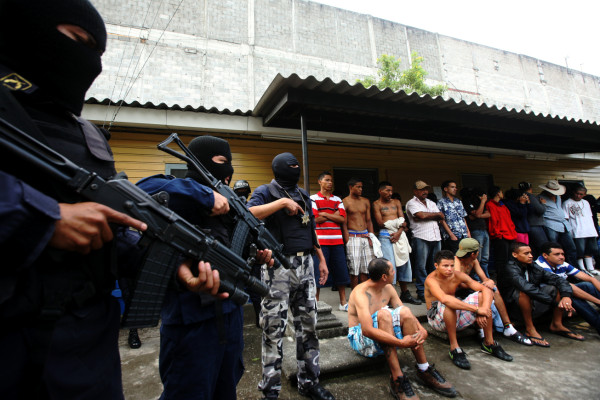 Detienen a 17 personas en operativo policial