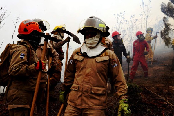 Diez incendios activos arrasan con los bosques en Honduras